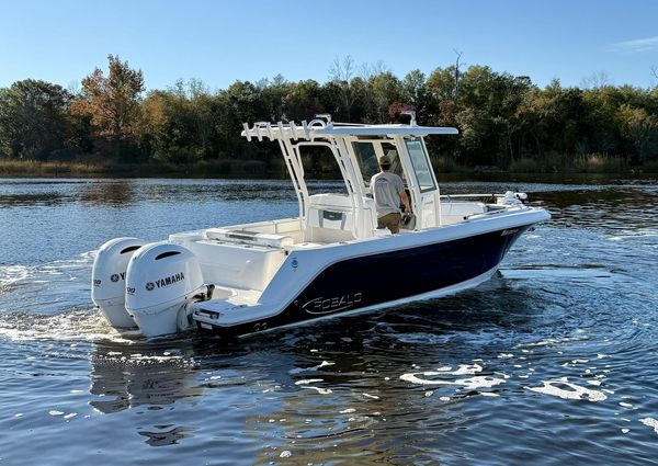 Robalo R272 Center Console image