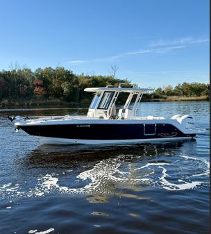 Robalo R272 Center Console image