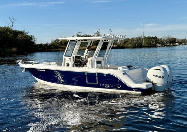 Robalo R272 Center Console image