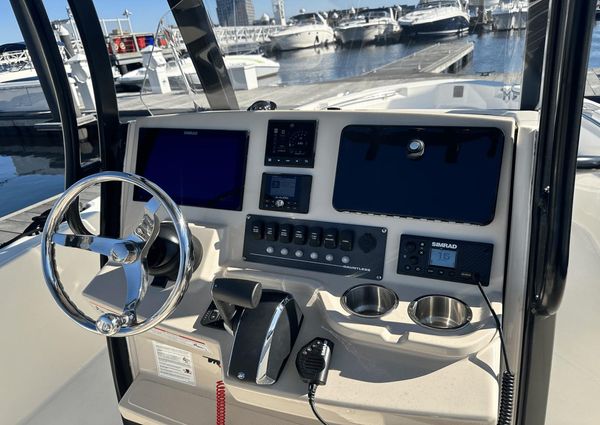 Boston Whaler 220 Dauntless image