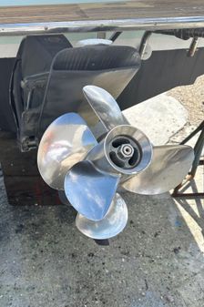 Hunt Yachts Surfhunter 25 Center Console image