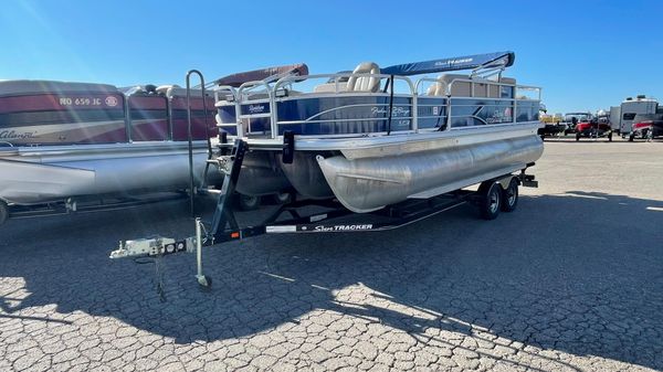 Sun Tracker FISHIN BARGE 22XP3