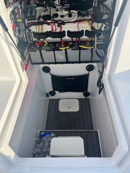 Front Runner 33 Center Console image