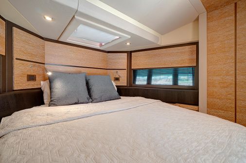 Azimut 54' Flybridge image