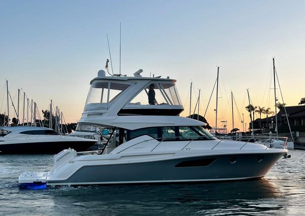 Tiara Yachts F44 Flybridge image