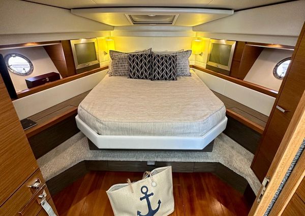 Tiara Yachts F44 Flybridge image