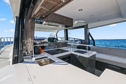 Galeon 500 Fly image