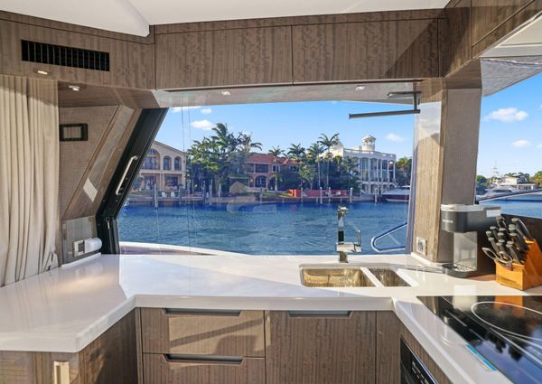 Galeon 500 Fly image