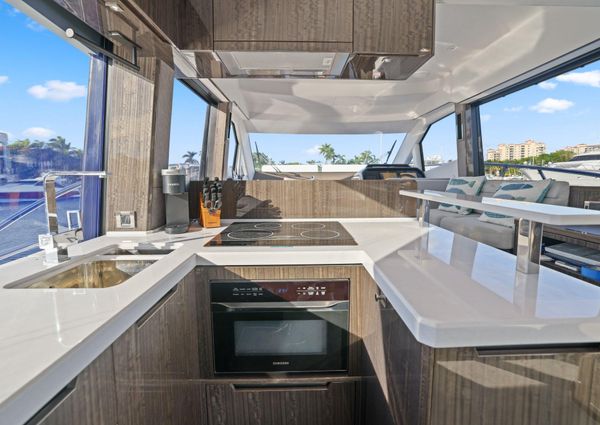 Galeon 500 Fly image