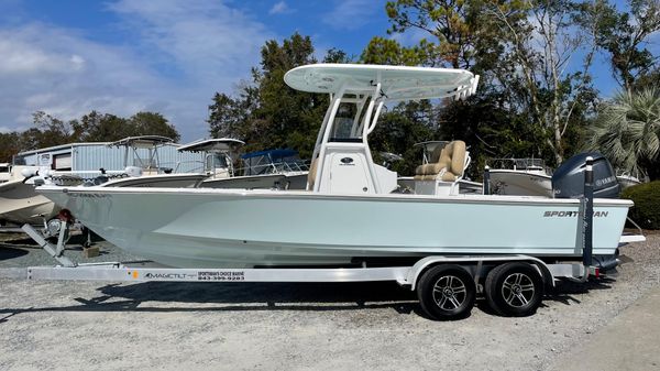 Sportsman Masters 247 Bay Boat