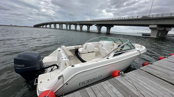 Robalo R227 Dual Console 