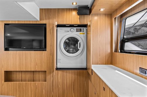 Cruisers Yachts 50 Cantius image