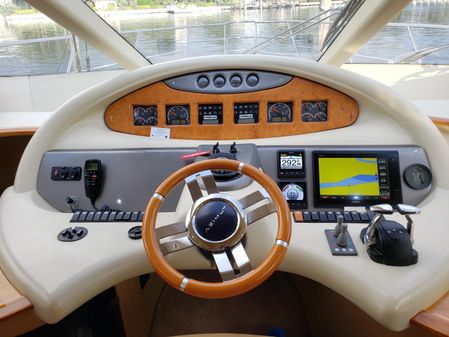 Azimut 55E image