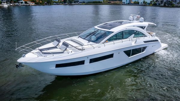 Cruisers Yachts Cantius