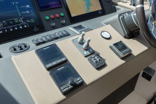 Azimut 66 image