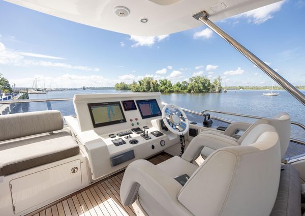 Azimut 66 image