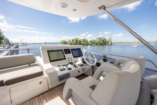 Azimut 66 image