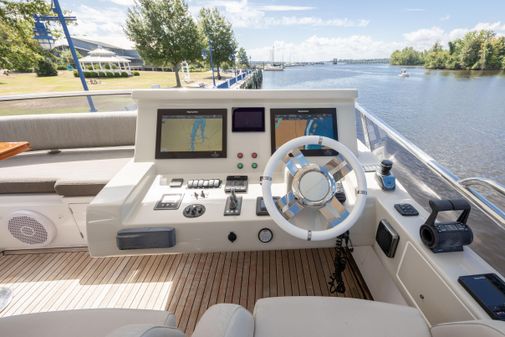 Azimut 66 image