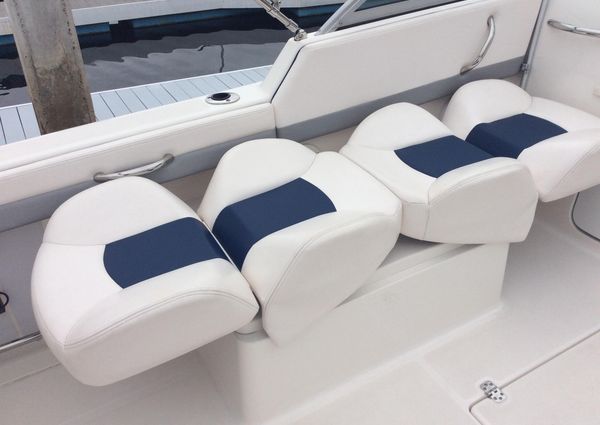 Robalo R227 Dual Console image