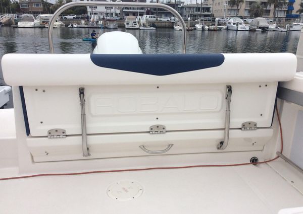 Robalo R227 Dual Console image