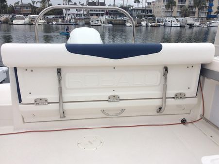 Robalo R227 Dual Console image