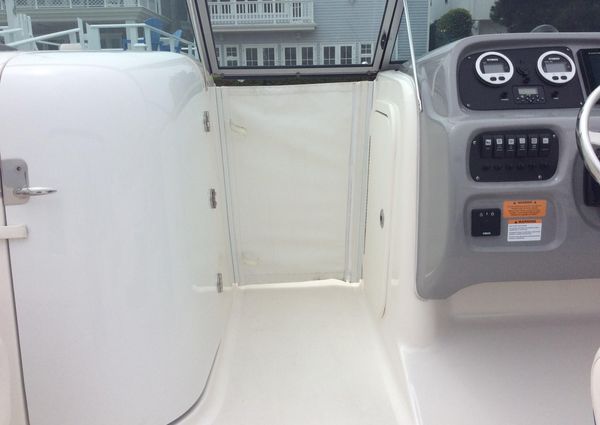 Robalo R227 Dual Console image