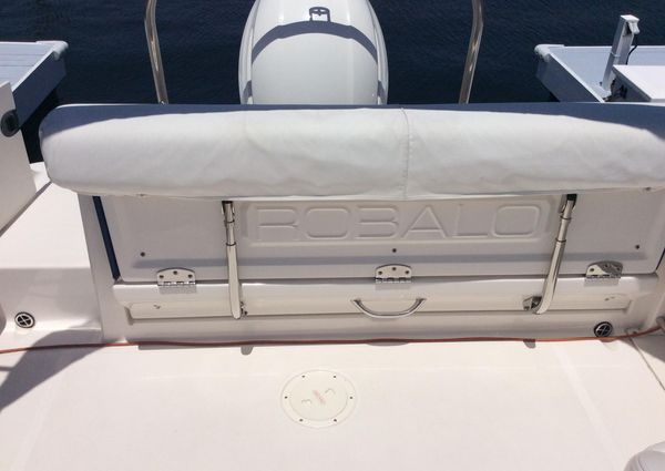 Robalo R227 Dual Console image