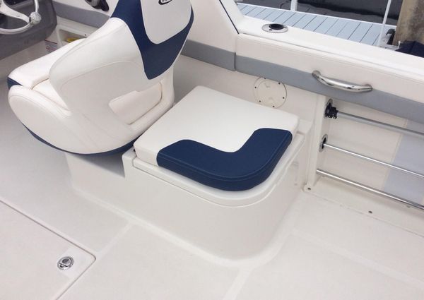 Robalo R227 Dual Console image