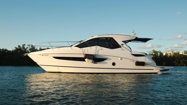 Sea Ray Sundancer Coupe