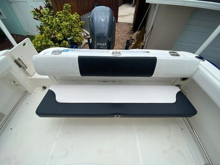 Robalo R222-CENTER-CONSOLE image