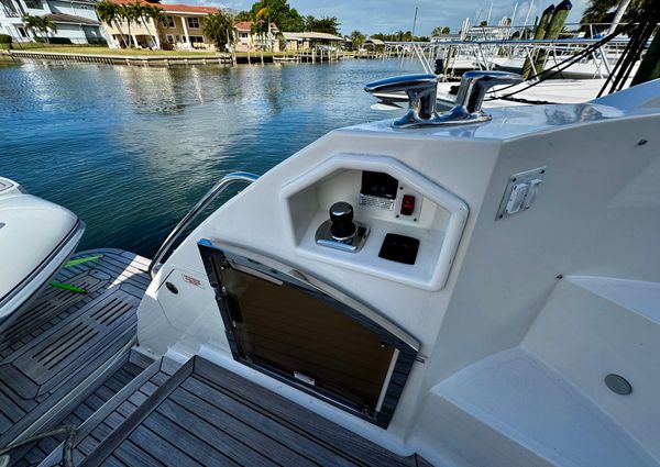 Sea Ray L590 image