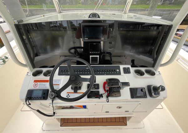 Cobia 350-CENTER-CONSOLE image