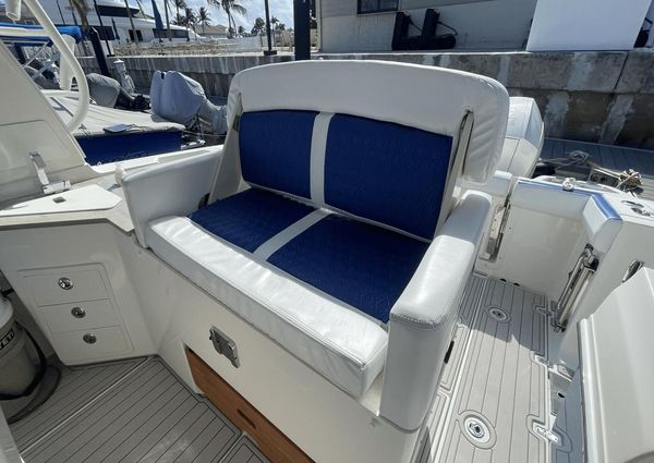 Boston Whaler 350 Realm image