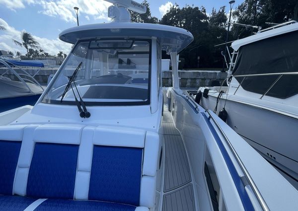 Boston Whaler 350 Realm image