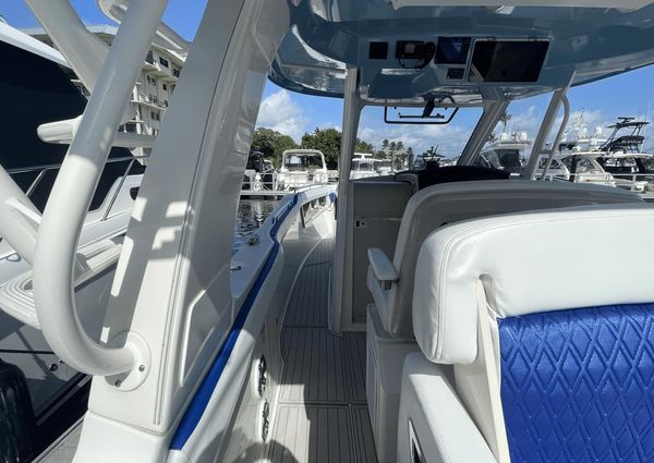 Boston Whaler 350 Realm image