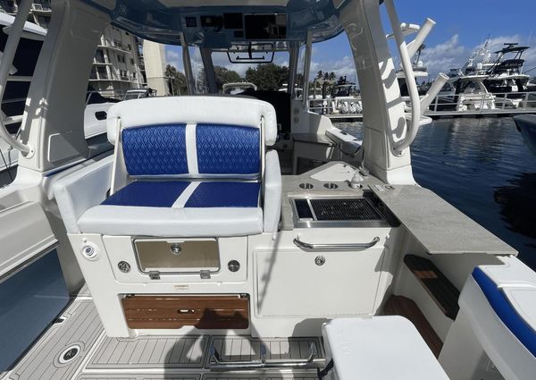 Boston Whaler 350 Realm image