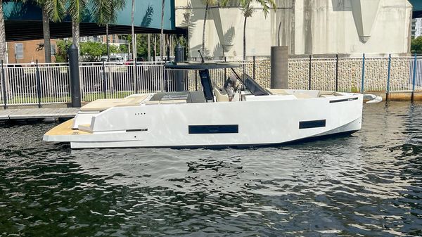 De Antonio Yachts D42 Open 