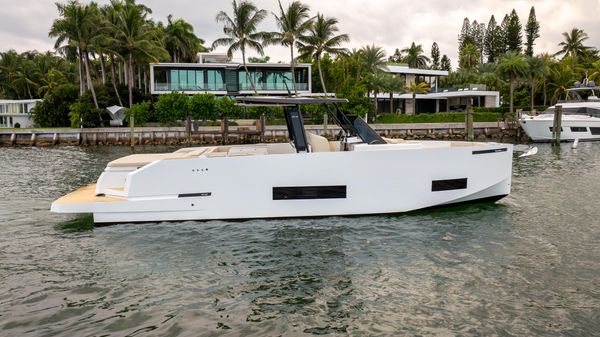 De Antonio Yachts D42 Open 