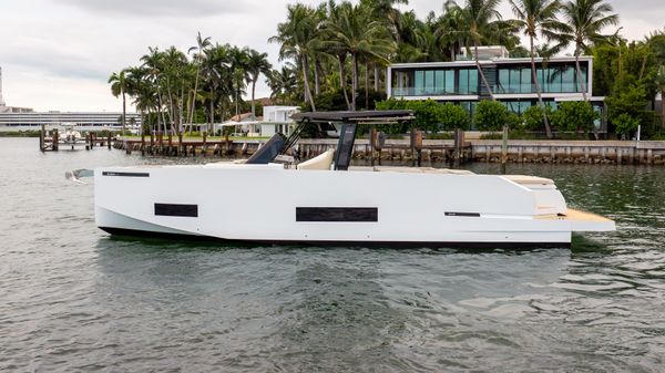 De Antonio Yachts D42 Open image