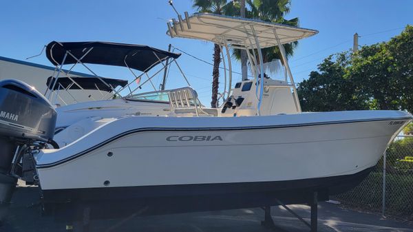 Cobia 237 Center Console