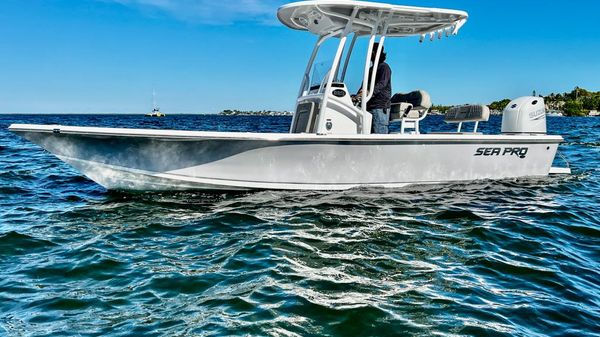 Sea Pro 228 DLX Bay