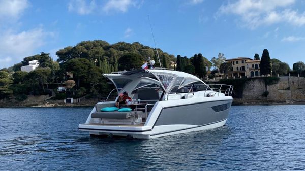 Sealine S330 