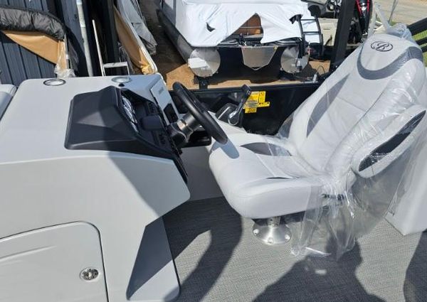 Bentley-pontoons LEGACY-223-NAVIGATOR image