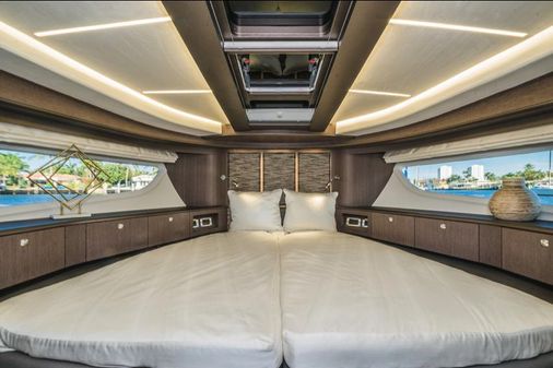 Galeon 400 Fly image