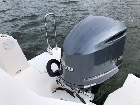 Ranger Tugs R-25 Outboard image