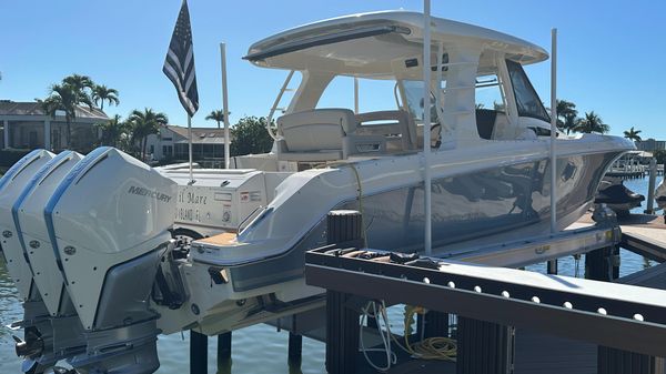 Boston Whaler 350 Realm