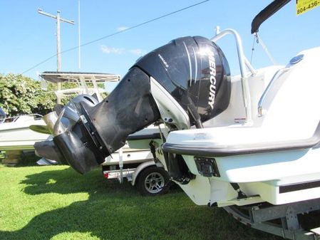 Boston-whaler 230-VANTAGE image