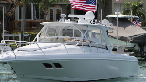 Intrepid 390 Sport Yacht
