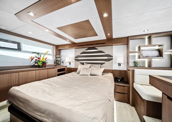 Galeon 560 Sky image