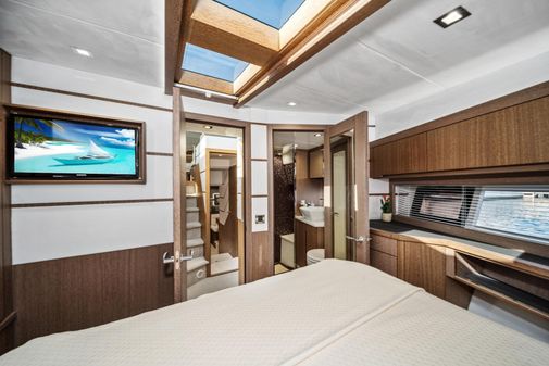 Galeon 560 Sky image